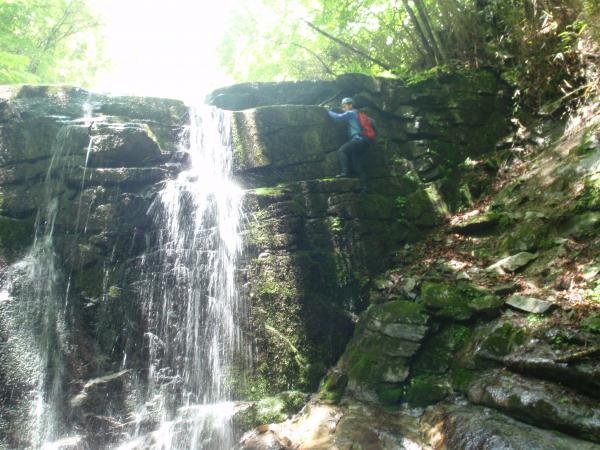 右端から簡単に登れます。